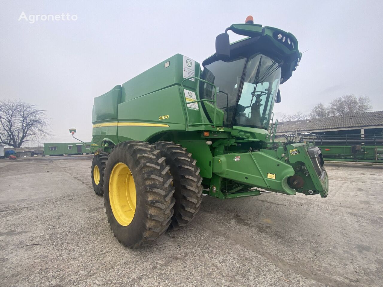 John Deere S670 grain harvester