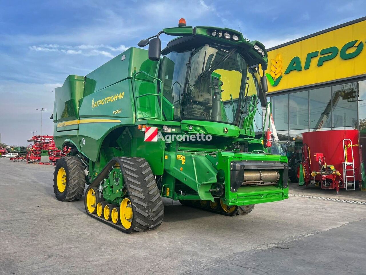 John Deere S685i grain harvester