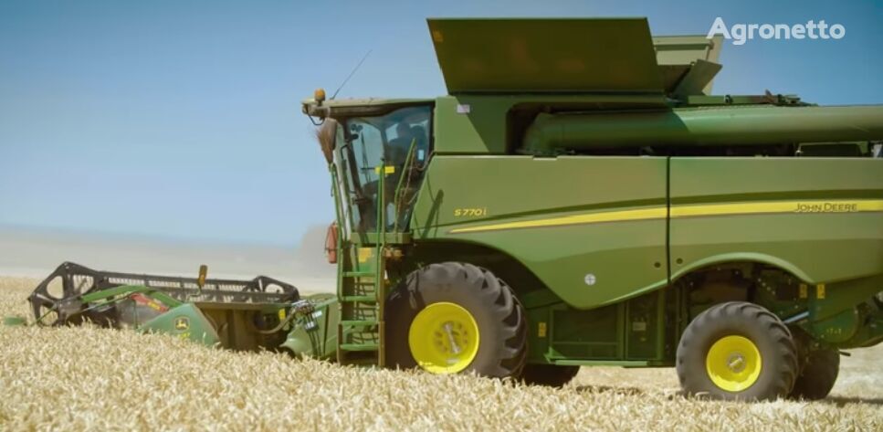 John Deere S770i grain harvester